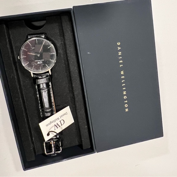 Women’s Daniel Wellington Watch - Picture 3 of 10